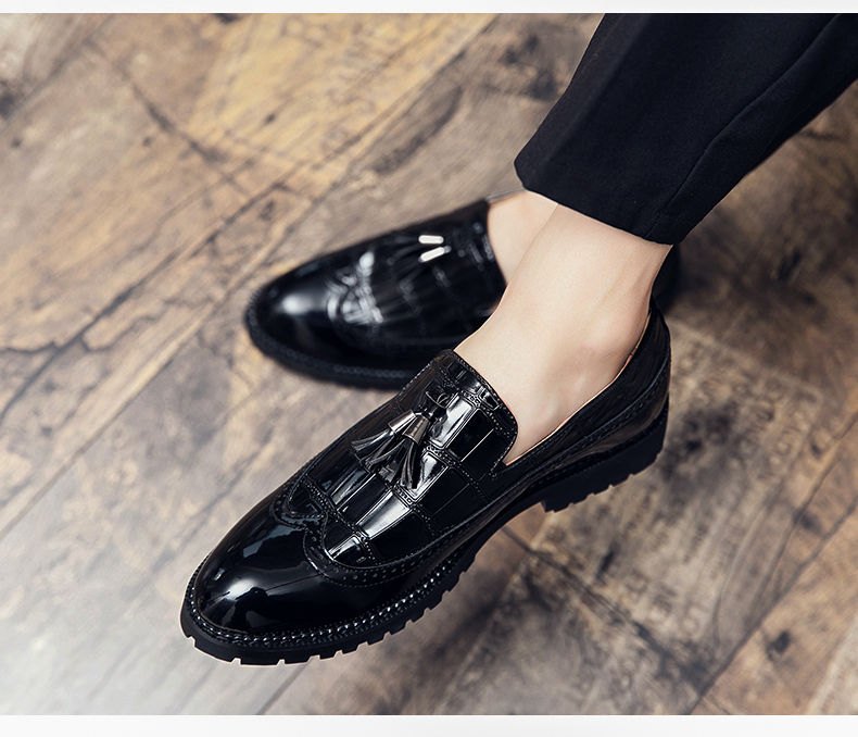 Thumbnail: Pointed retro leather Dress Shoes with Retro Pointed Toe in Patterns for Men