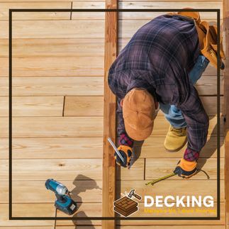 Hardwood timber decking dipasang di tepi kolam renang mewah