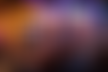 Persona transmitiendo en vivo desde su celular a una pantalla gigante durante un evento con invitados participando en tiempo real