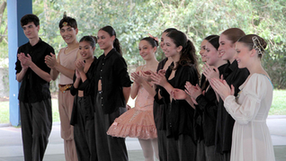 Escola de Dança Teatro Guaíra fez 11 apresentações em pátios de escolas públicas em 2025