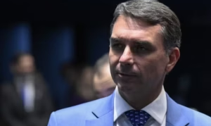 Flávio diz que Eduardo não recebeu recursos, e sim 'botou dinheiro' no projeto de filme