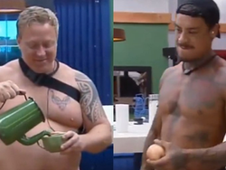 A Fazenda: Murilo dá bronca em Serginho por andar de cueca