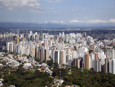 Setor de serviços e turismo do Paraná crescem acima da média nacional nos últimos 12 meses