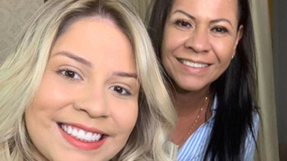 Dona Ruth chora ao encontrar lembrança de Marília Mendonça