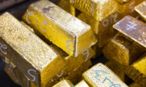 Ouro fecha em alta acima de 1% com queda no petróleo e volta a nível de US$ 4.100