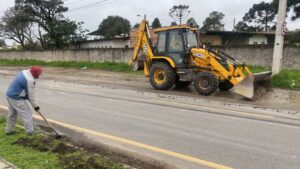Limpeza de bocas de lobo e sarjetas reforça prevenção durante período de chuvas em São José dos Pinhais