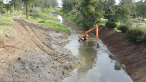 Canal Extravasor do Rio Iguaçu recebe limpeza intensificada em São José dos Pinhais