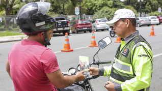 Blitz educativa instala antenas corta-pipas para proteger motociclistas contra acidentes com cerol