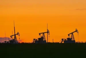 Petróleo fecha em alta, ponderando sinais de oferta, e avança na semana