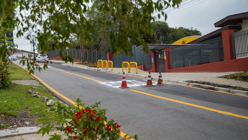 Pais e moradores comemoram manutenção urbana perto de escola no Pinheirinho