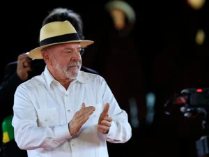 Lula diz que só dará agrément a embaixador após eleições e que tenta conversa com Trump