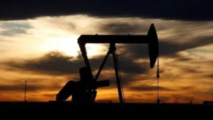 Petróleo fecha em alta diante de preocupações com escalada no Oriente Médio
