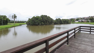 Respiro e refúgio verde, Parque Guairacá funciona como área de contenção de cheias no Fazendinha
