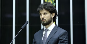 Ex-secretário rompe com grupo de Zema e articula candidatura própria ao governo de MG
