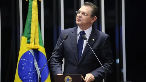 Em dia de votação da 6x1, líder do PL diz que tentará votar PEC por hora trabalhada em 2027