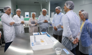 Prefeito visita biofábrica que produz mosquitos com bactéria para combater dengue em Curitiba