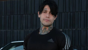 Influenciador é processado após cheiro de pum em voo