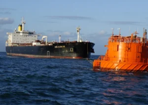 Petróleo fecha em queda com diálogo Irã-Catar e liberação de estoque emergencial do G7