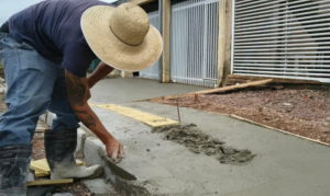 Rua Alberto Koerbel recebe novas calçadas e implantação de meio-fio no Iná