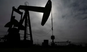Petróleo fecha em leve queda com Oriente Médio e Ucrânia no radar