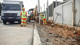 Rua Félix Ribeiro recebe novo calçamento após pavimentação definitiva