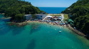 Justiça manda retirar portão que bloqueia acesso à praia em SC; entenda