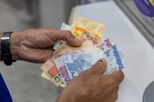 Expectativa de novo governo leva Bolsa a recorde; dólar cai 4,12%