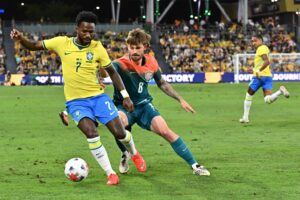 Brasil marca no último lance e evita vexame contra a Austrália em primeiro amistoso pós-Copa