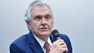 Caiado diz que currículo de Flávio Bolsonaro é a certidão de nascimento