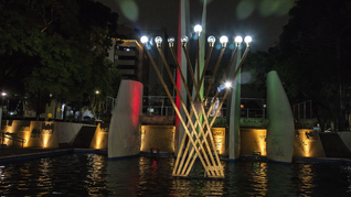 Prefeito Eduardo Pimentel celebra o acendimento das luzes com a comunidade judaica de Curitiba