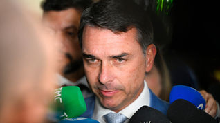 Flávio Bolsonaro adia evento em Pernambuco por mais tempo nos EUA