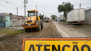 Família comemora chegada do asfalto em rua do Hauer; quatro ruas estão ganhando 1,4 km de asfalto novo