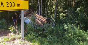 QUATRO PESSOAS FICAM FERIDAS APÓS CAPOTAMENTO NA BR-282