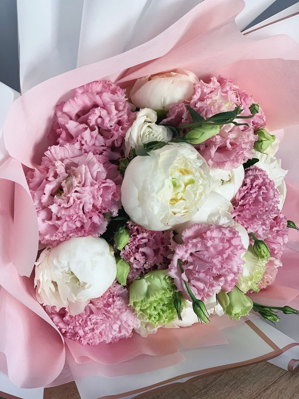 Μικρογραφία: White peonies with lisianthus 