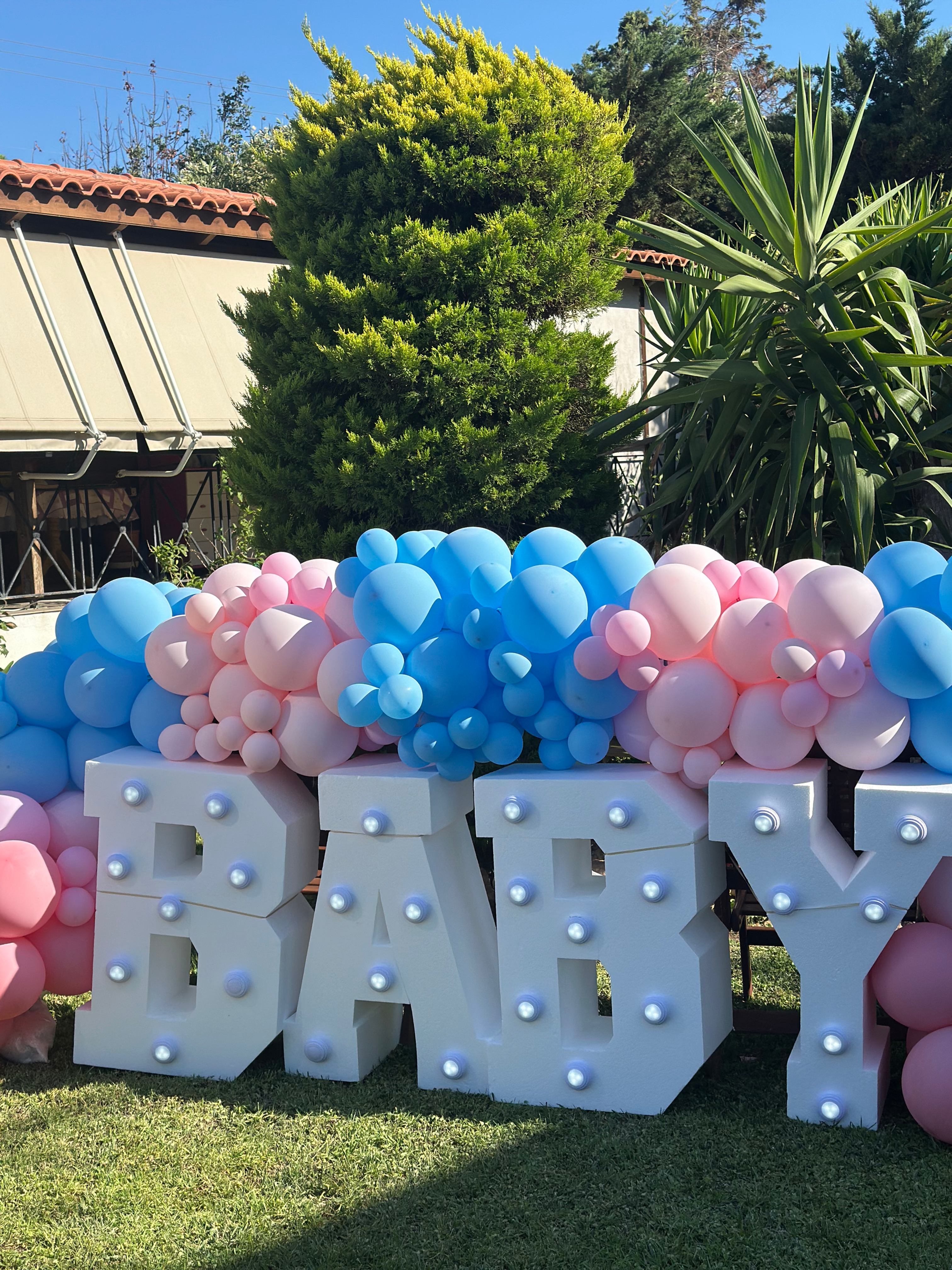 Giant BABY with balloons and color powder 