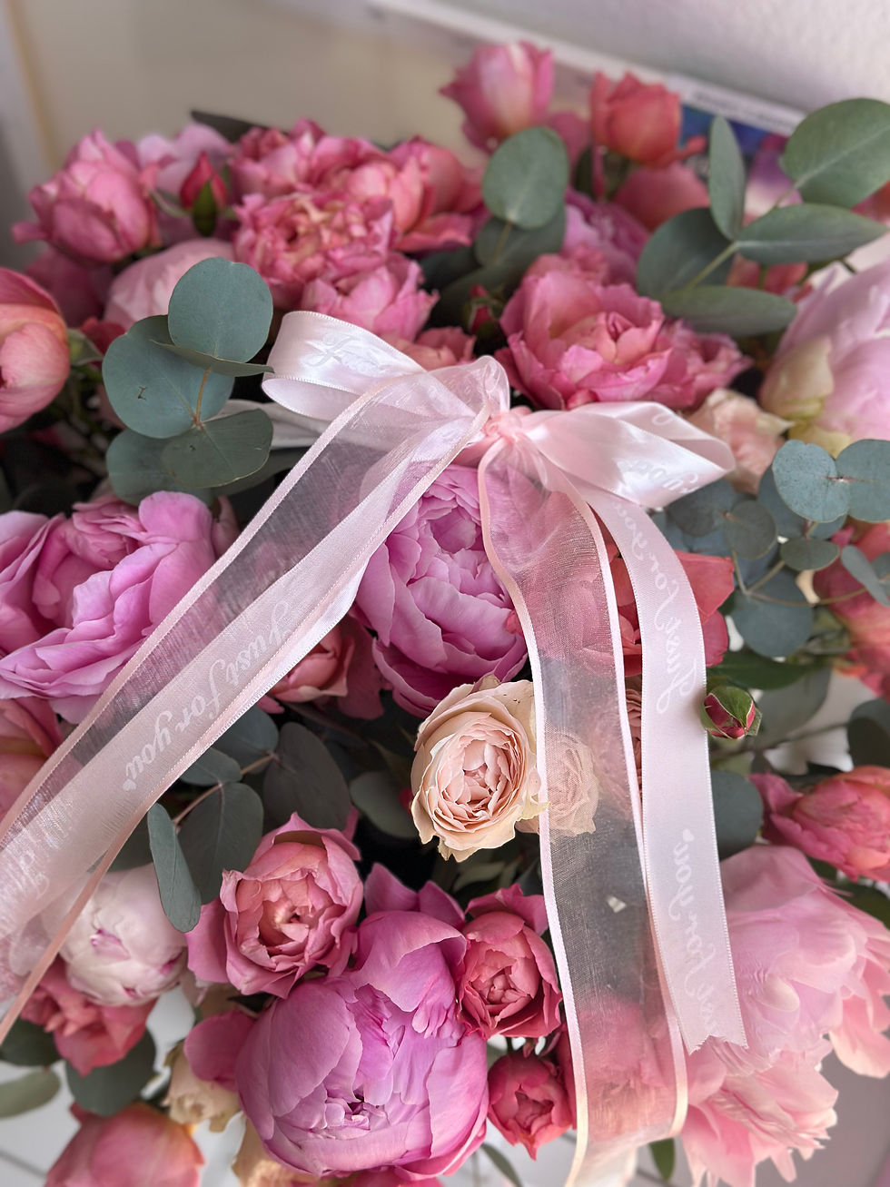Μικρογραφία: Basket with peonies and spray roses 