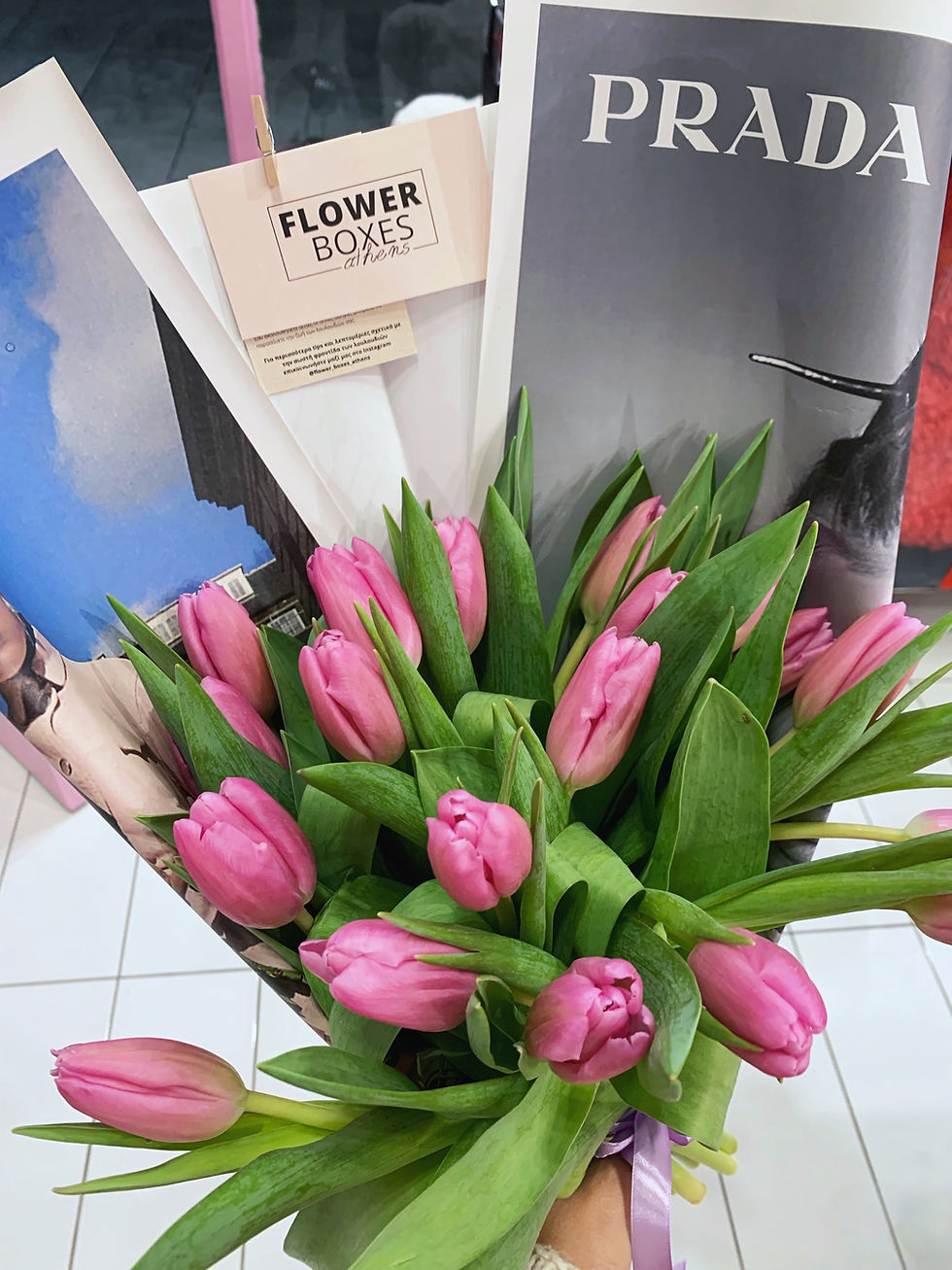 Μικρογραφία: 20 fresh cut tulips in PRADA paper 