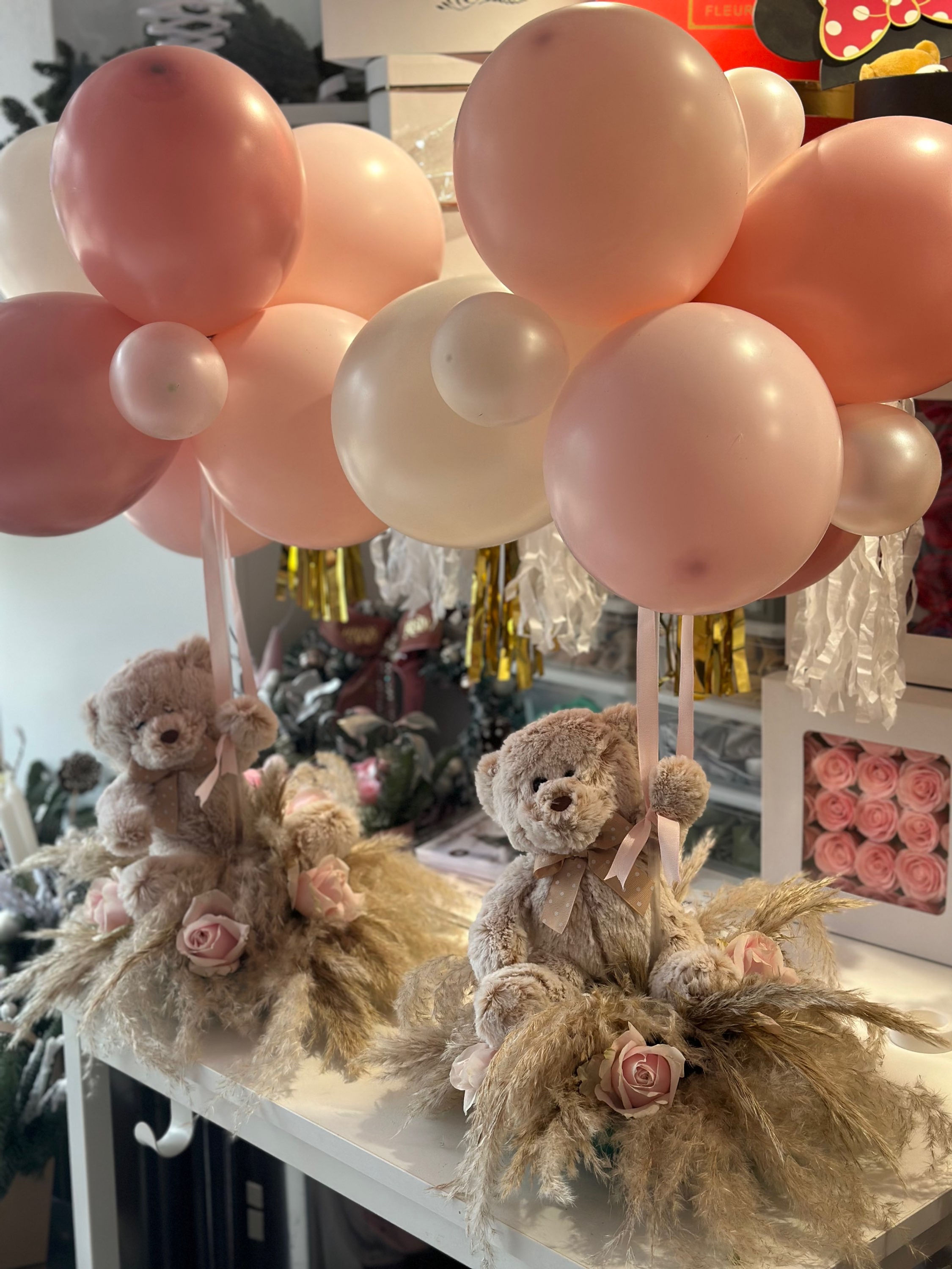 Centrepiece with fresh roses and pampas 