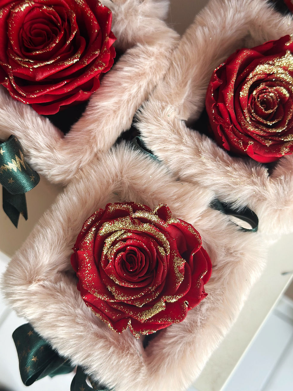 Μικρογραφία: Forever rose red and gold in a fur 