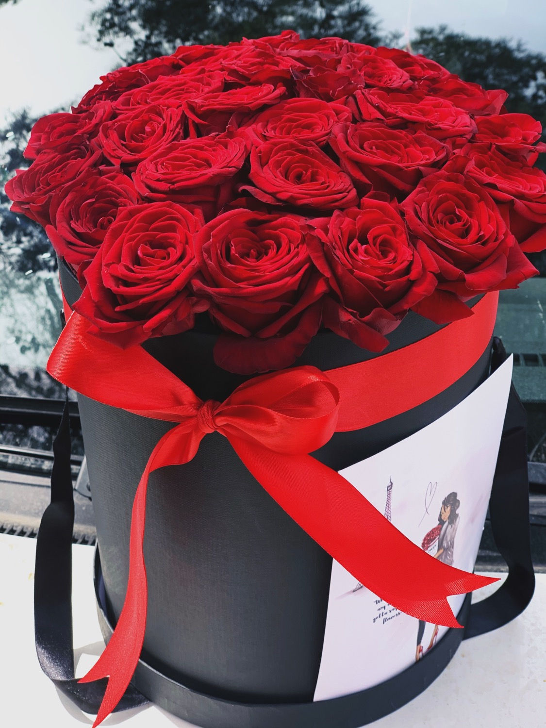 Μεγάλο στρογγυλό κουτί φρέσκα τριαντάφυλλα