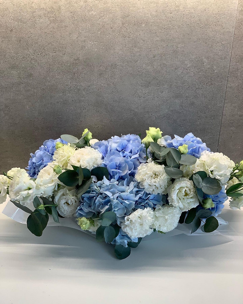 Thumbnail: Table decor with hydrangeas 