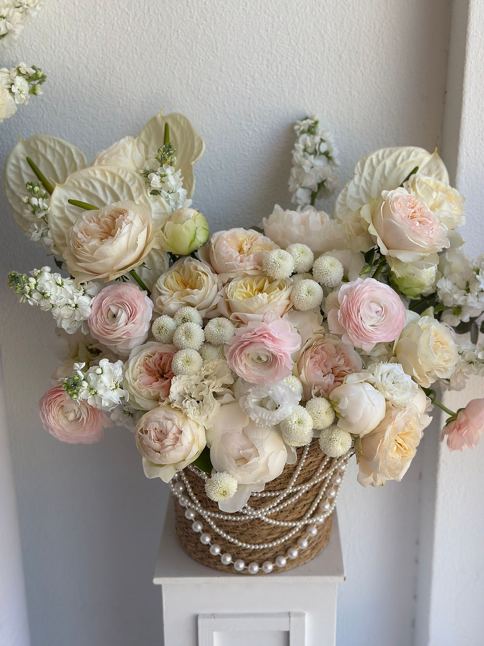 Μικρογραφία: Wicker basket with garden roses and pearls 