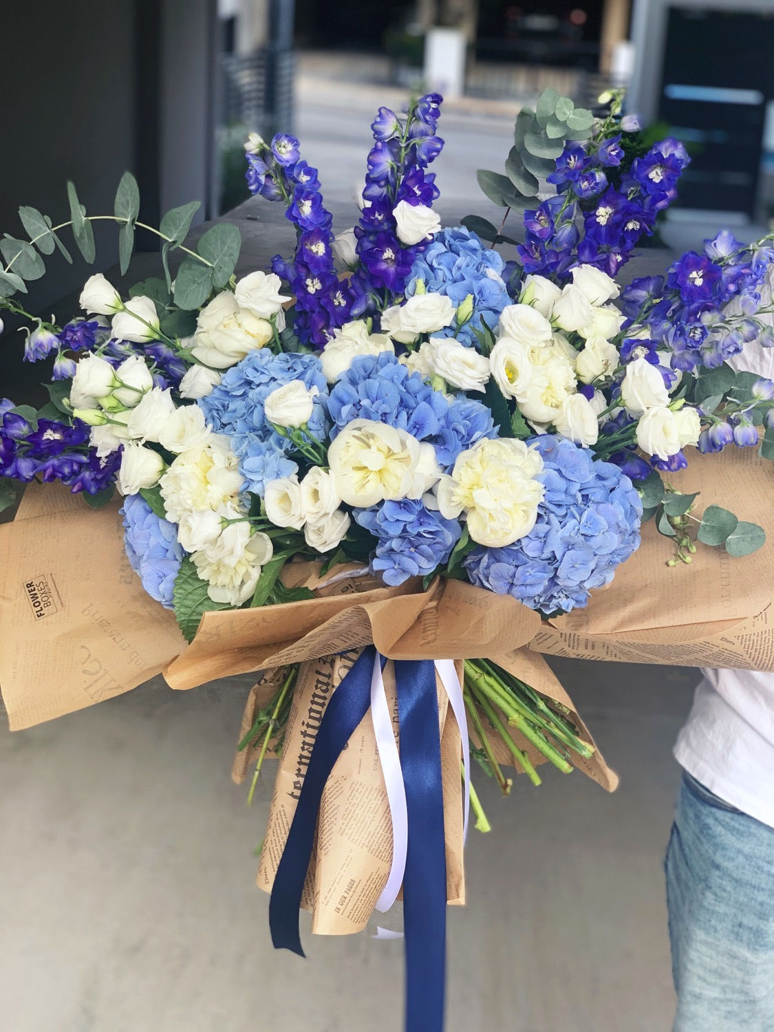 Blue hydrangeas and Japanese roses