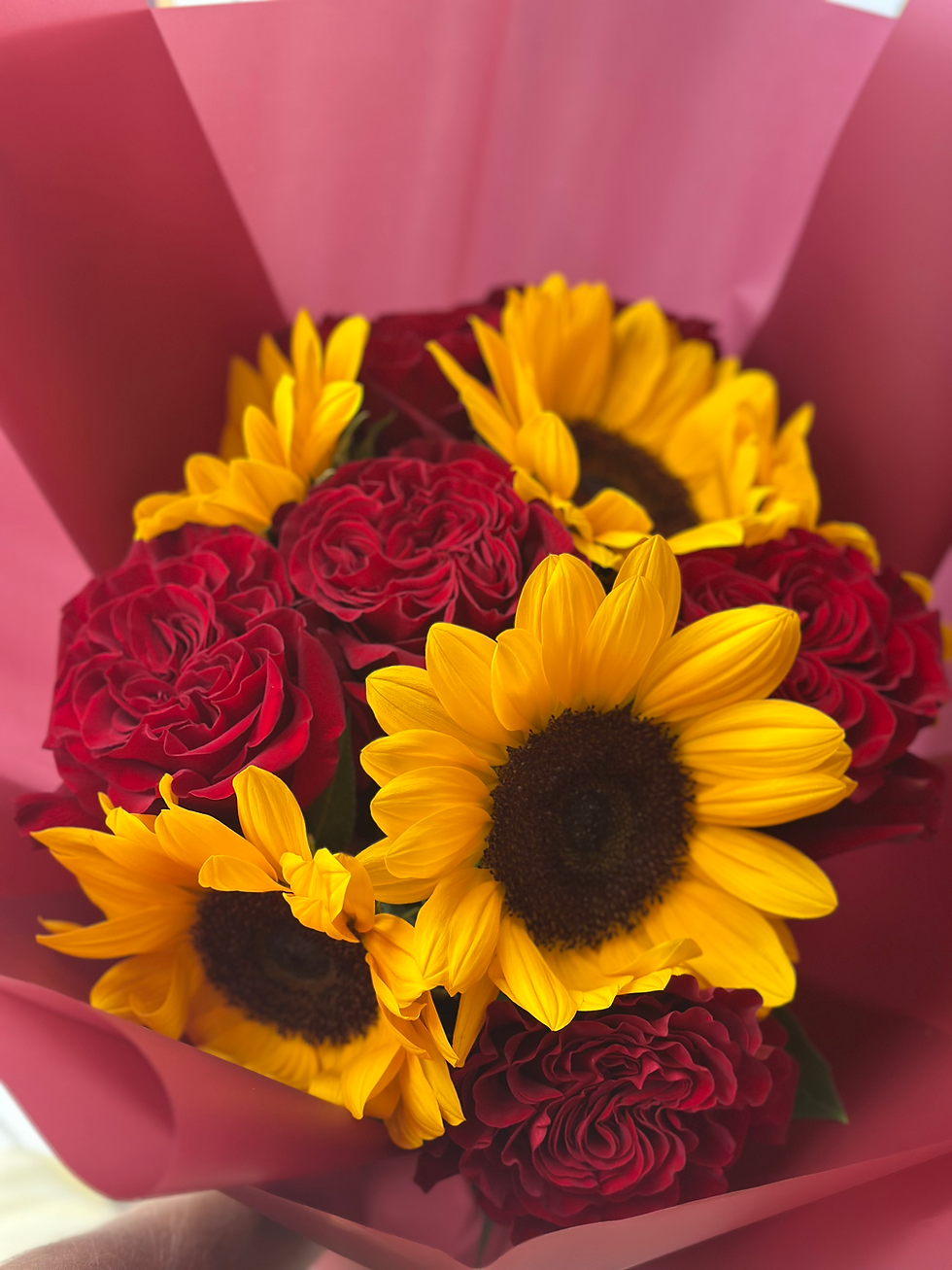 Thumbnail: Red hearts roses and sunflower