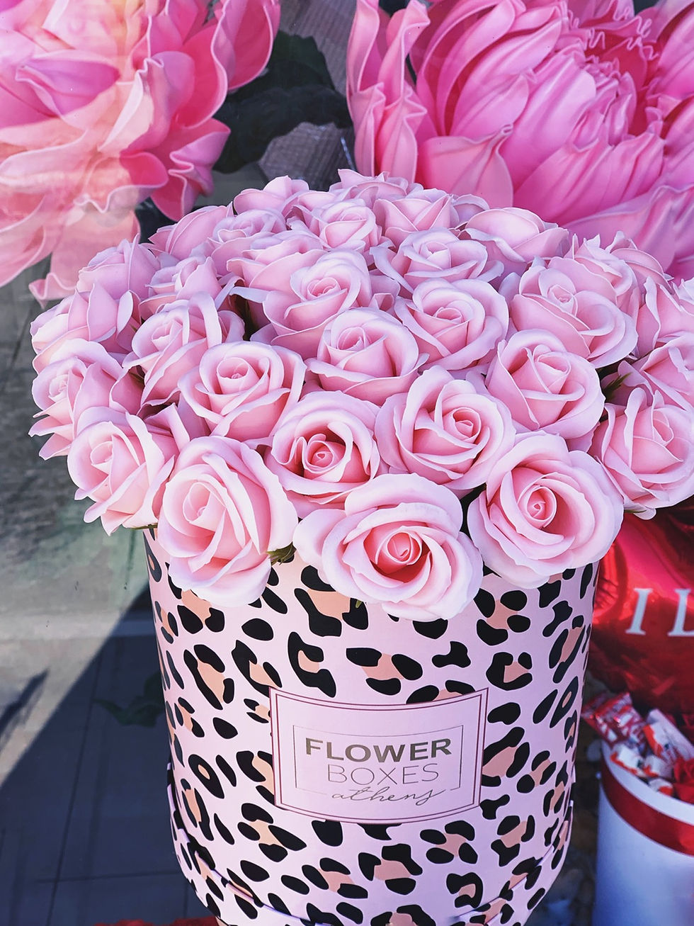 Μικρογραφία: Leopar box with baby pink soap roses 