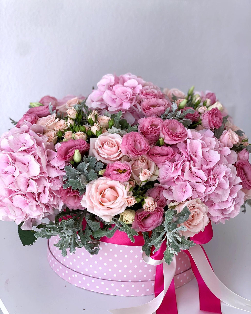 Thumbnail: Giant box with hydrangeas 