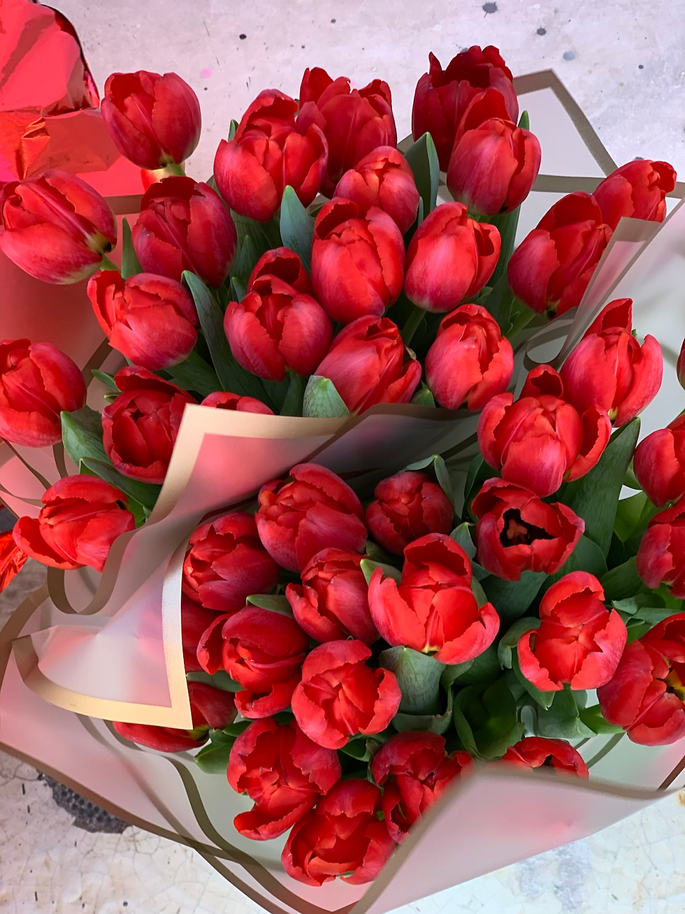 Μικρογραφία: 20 red tulips and foil heart balloon