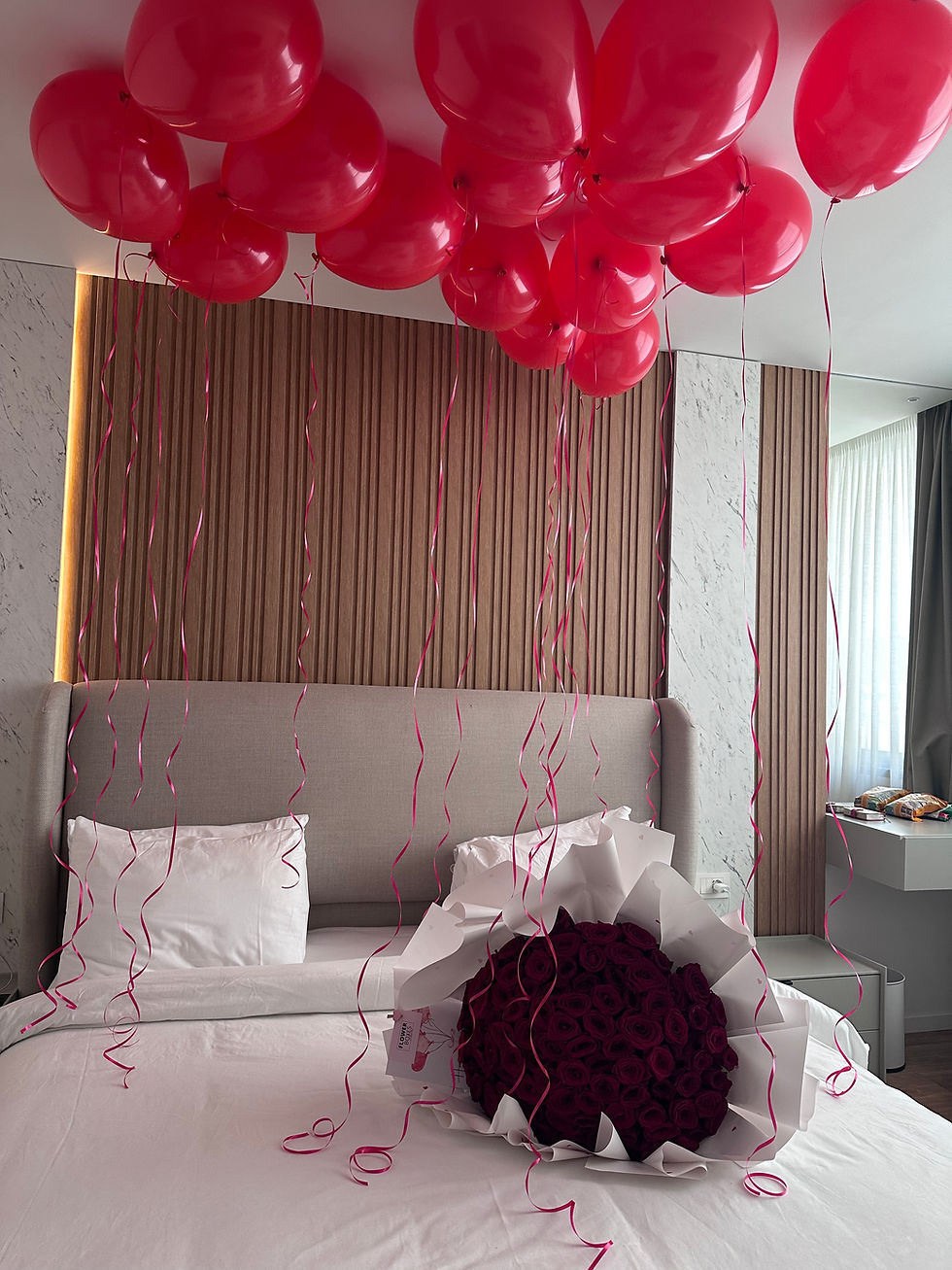 Thumbnail: Bouquet with 100 roses and 15 balloons 