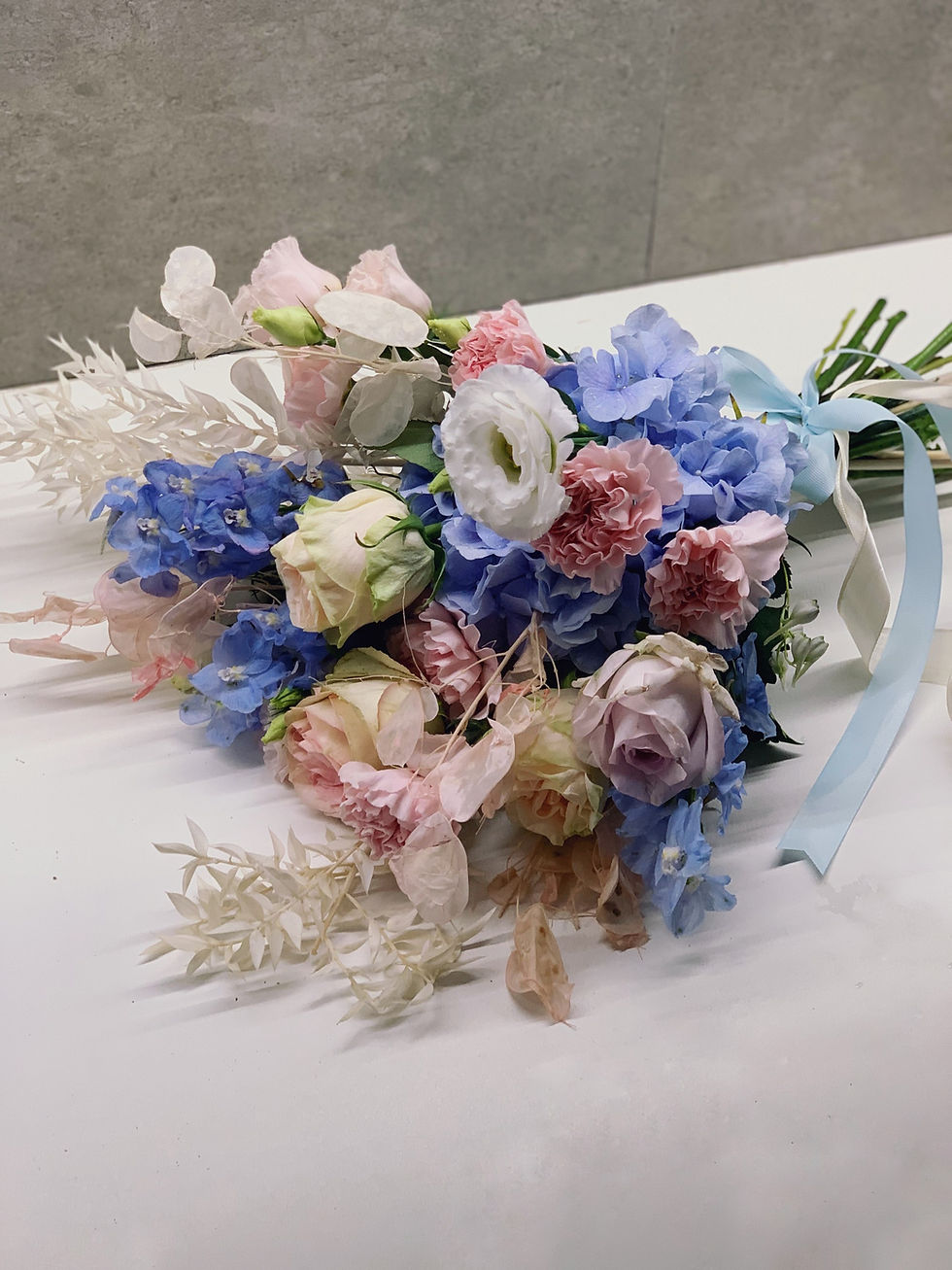 Μικρογραφία: Bridal bouquet with fresh cut and dried flowers 