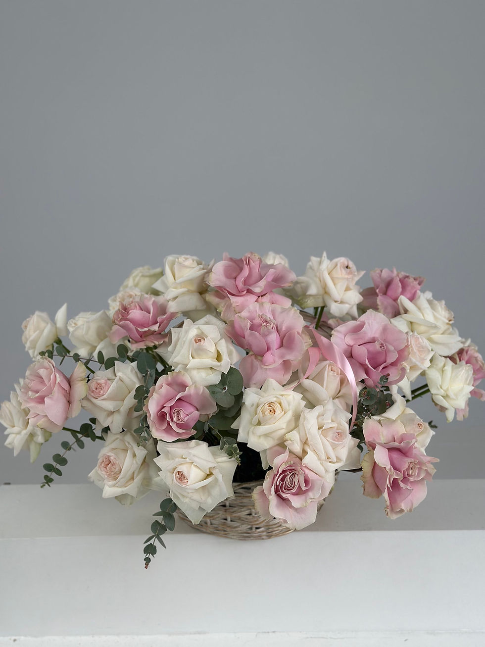 Μικρογραφία: Giant wicker basket with 50 French roses with Amazing aroma 